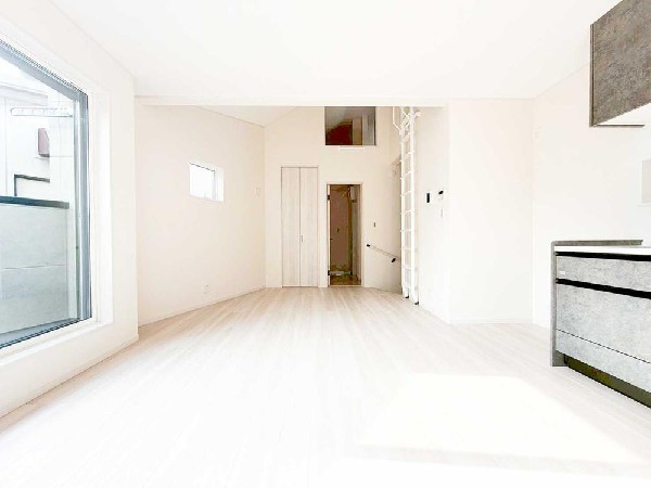 勾配天井とロフトが生む縦の広がりで、LDKは明るく開放的。大きな窓から光が広がり、空間全体が自然と心地よい雰囲気に。コンパクトながら伸びやかな住空間です。