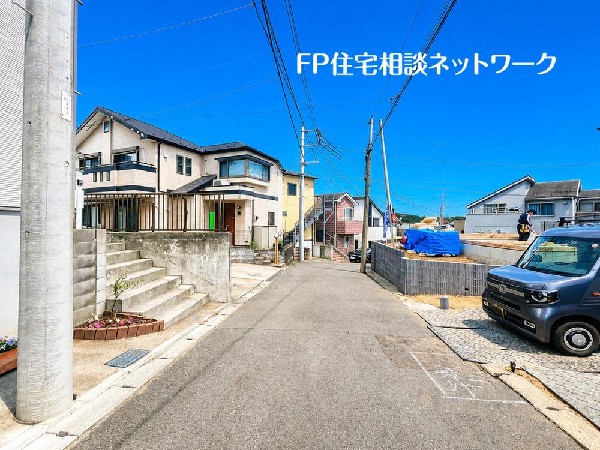 外観:小学校までの距離は徒歩約7分。小さなお子様や女の子も無理なく安全に通えますね。お子様をいつも身近に感じられる安心の子育て環境です。