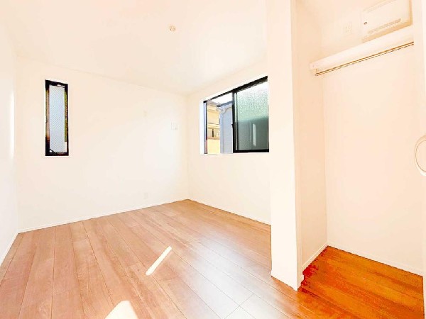 収納スペースを備えた使いやすい洋室。採光も良く、ベッドやデスクなど家具配置がしやすい、暮らしにフィットする空間です。