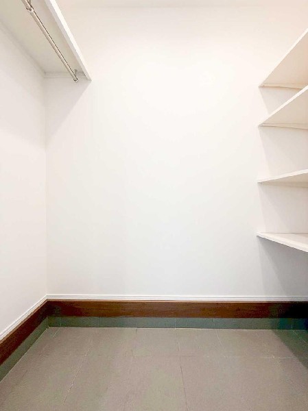 可動棚とハンガーパイプを備えた、使い勝手の良いSIC。靴やアウトドア用品までまとめて収納でき、玄関まわりがすっきりします。