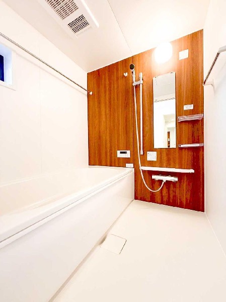 デザイン性と使いやすさを兼ね備えた浴室。毎日のバスタイムを快適にする、落ち着きのある空間です。