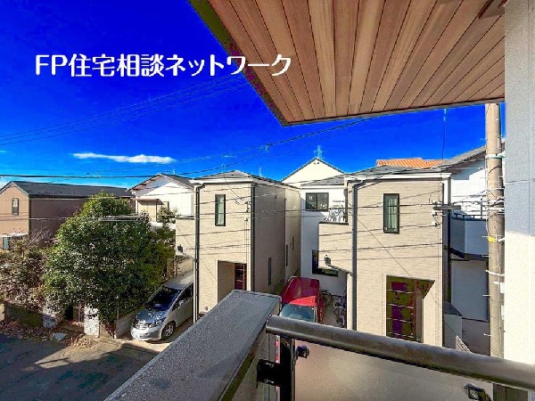 洗濯物も気持ちよく干せる、開放感あるバルコニー。周囲は落ち着いた住宅街で、穏やかな暮らしが叶います。