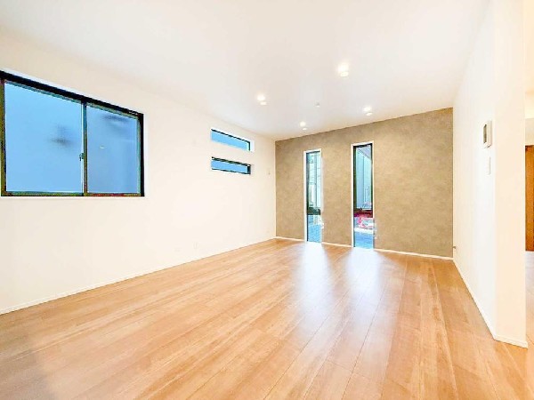 素材・光・バランスにこだわったデザイナーズ住宅のLDK。シンプルながらも上質さを感じる、完成度の高い空間です。