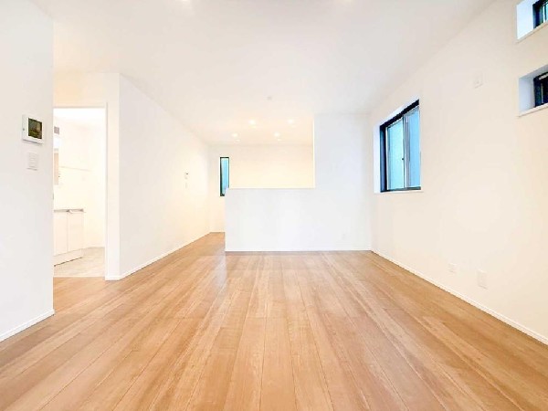 視線と動線を整理した、家具配置のしやすいLDK。暮らしやすさまで考え抜かれたデザイナーズ住宅です。