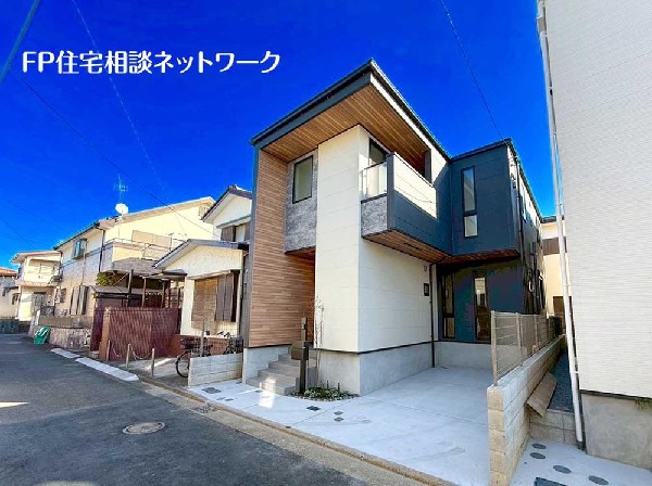 外観:洗練されたモダンな外観が街並みに映える一邸。落ち着いた住宅街に佇み、デザイン性と住みやすさを兼ね備えた住まいです。