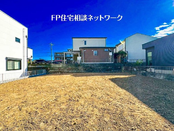 外観:澄んだ青空と陽だまりが広がる奥行きある区画。周囲の建物ともゆとりがあり、光を活かした設計が実現します。自由設計で理想の住まいを。