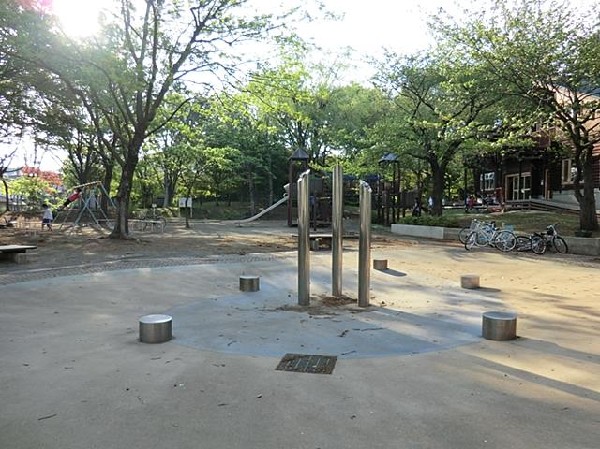 周辺環境:神大寺中央公園(神大寺中央公園まで450m)