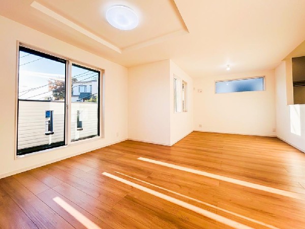 掃き出しの窓からは太陽のやわらかな光はもちろん、年中爽やかな風が吹き抜けます。自然の恵みが、快適で心地の良い空間を演出してくれますね。