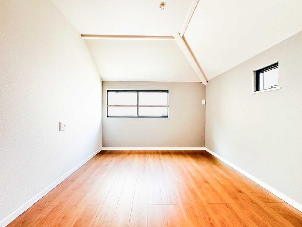 収納完備で使いやすい、明るい洋室。横長窓の光とグレージュの壁がさりげなくおしゃれで、コンパクトでも居心地の良い空間に。寝室にもワークスペースにも活躍します。