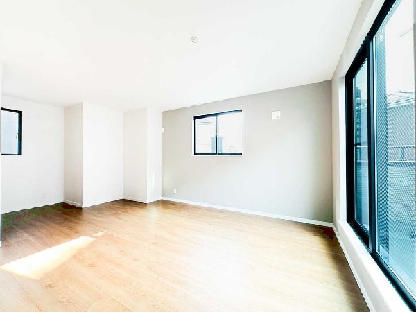 大きな掃き出し窓と2面採光で、1日を通して明るさが続く心地よいLDK。横方向の広がりを感じるレイアウトで、ソファやダイニングもゆったり配置できます。開放感を重視した住まいです。