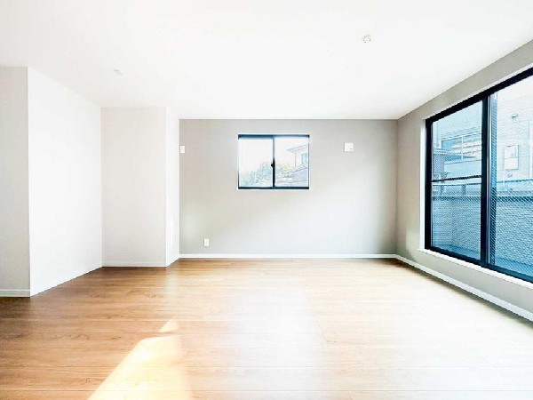 明るい木目フロアとグレージュのアクセントが柔らかい雰囲気を作るLDK。大きな窓から注ぐ光が空間に広がり、実際以上の開放感を感じられます。家具選びが楽しくなる、おしゃれなリビングです。