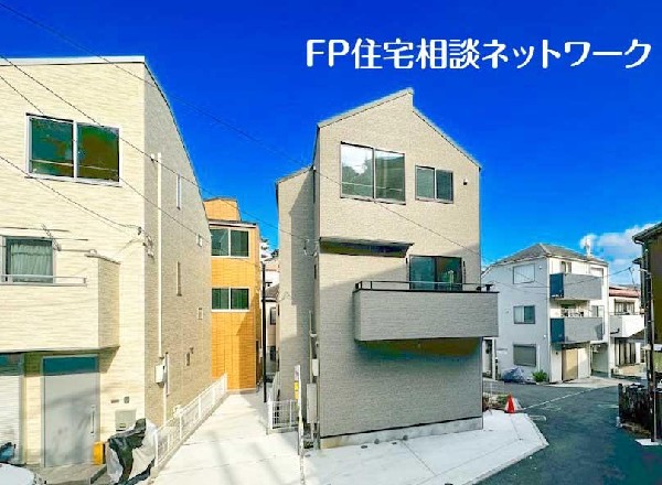 外観:明るい青空に映える整った街並み。前面道路が広く、車の出し入れもスムーズな好立地です。バルコニーからの陽当たりも心地よく、日々の暮らしを爽やかに彩る全3棟の新築分譲です。