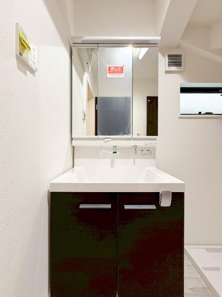 ゆとりのある洗面スペースで、朝の身支度やお掃除・片付けも快適スムーズです。３面鏡で髪のセットやお化粧もストレスなくこなせ、朝から気分良く通勤通学に向かえそうですね！