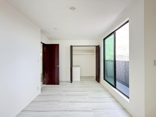 2面採光でお部屋の隅々まで明るい居室。おひさまの光を、爽やかな風をたっぷりと取り込めます。居室内はいつも明るい印象ですので、気持ちの良い朝を迎えられそう。毎日の生活も自然と明るくなりますね。