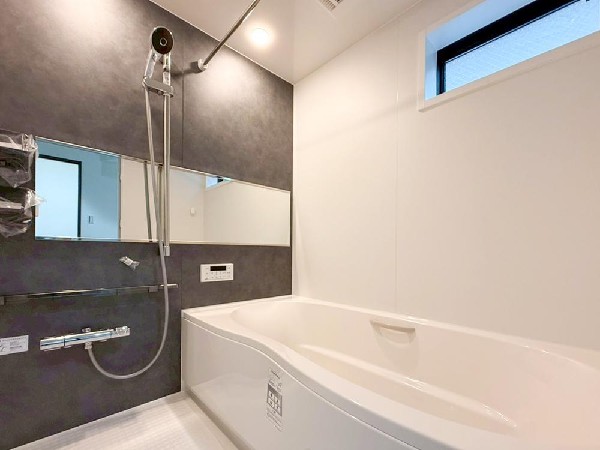 ゆったりとくつろげる広々バス。足までしっかりと伸ばせる浴槽は、心身ともにしっかりと疲れを癒してくれます。お子様とも一緒に浸かれ、ご家族みんなで一緒にバスタイムを楽しめますね♪