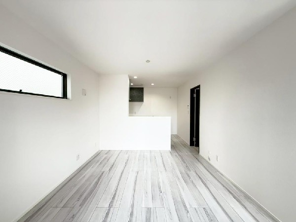 大切なご家族が集まるＬＤＫはこだわりたいですね！休日はおひさまの光をたっぷりと取りこめるリビングでゆったりと過ごしませんか？子供たちが元気に笑いながら走り回っている姿が目に浮かぶ空間です。