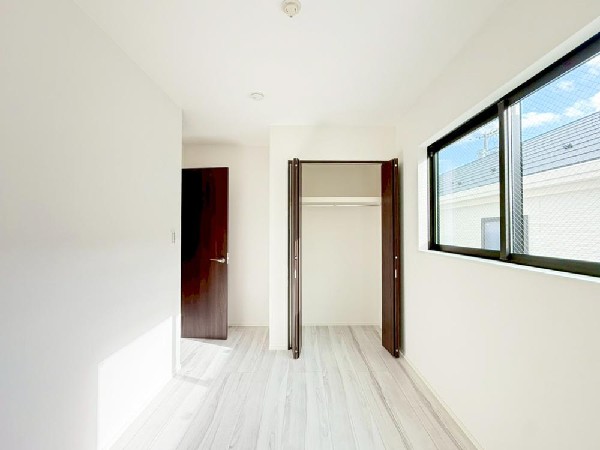 光が取り込みやすい2面採光の居室。日当たり良好です。クローゼットを完備し、収納スペースも十分。初めてのお子様にとっての「自分の部屋」。学習デスクやベッドの配置もラクラクです。