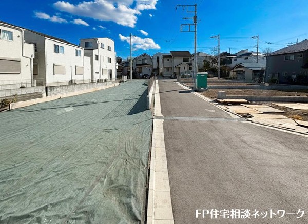 外観:前面は分譲地専用に通した5.5メートル幅の道路。通り抜けが出来なくなっておりますので、他の車は進入してきません。運転が苦手な方でも落ち着いて車庫入れ可能です。