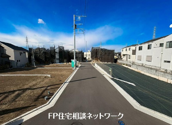 外観:前面は分譲地専用に通した5.5メートル幅の道路。通り抜けが出来なくなっておりますので、他の車は進入してきません。運転が苦手な方でも落ち着いて車庫入れ可能です。