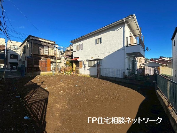 外観:道路は敷地との高低差もなく車庫からすぐ道路に出られます。