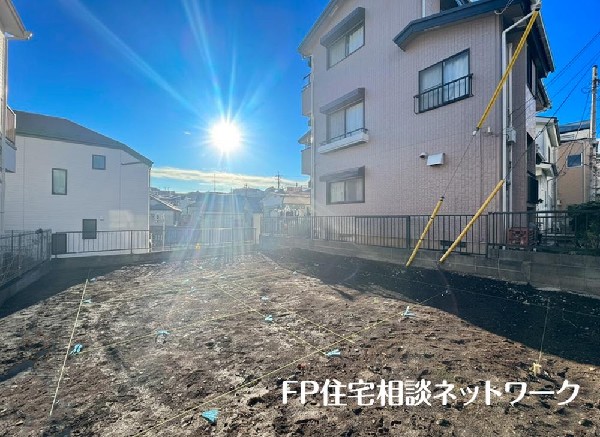 外観:京急「戸部」駅から徒歩８分の立地。忙しい朝や遅い帰宅時に嬉しい。コンビニや病院も近く便利です。