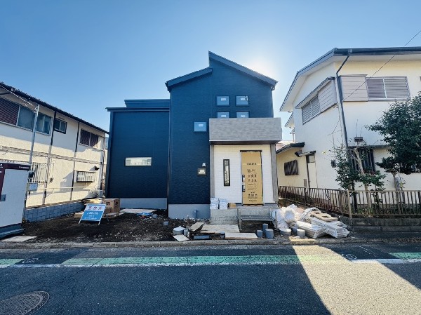 外観:段差もなくお車の出し入れが苦手な方も駐車しやすそうです