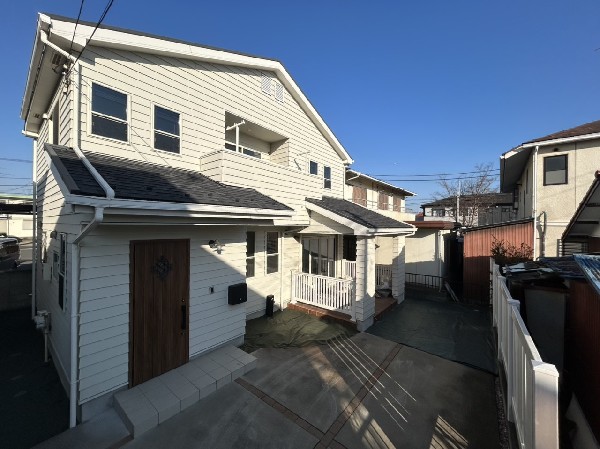 外観:幹線道路から入った通りのため、交通量も少なく、静かで安心の住環境です。