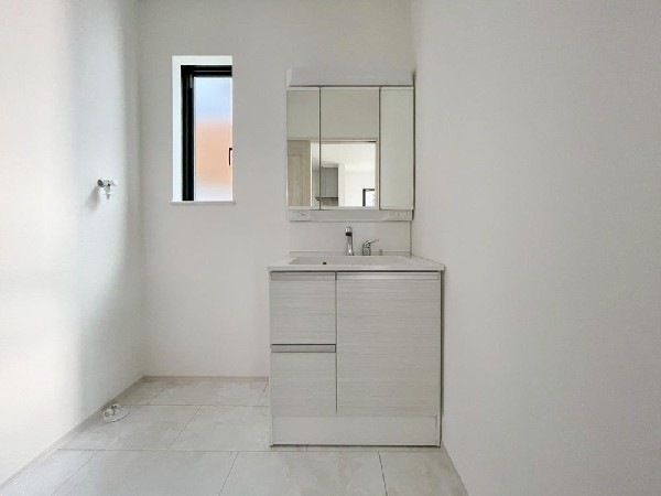 鏡の裏に収納棚を確保した三面鏡を採用。化粧品や歯ブラシなどを機能的に収納。便利な床下収納付き。