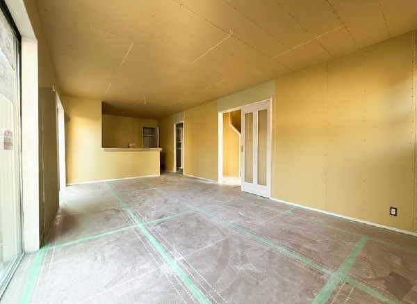 家族だんらんのスペースとなるリビング。窓が多い設計なので色々な角度から光が取り込めます。明るいリビングで新しい生活を。