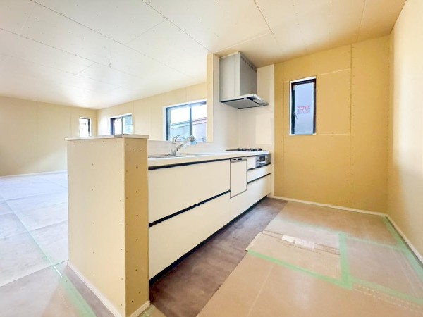 リビングのお子様を見守りながらお料理が出来る対面式カウンターキッチン。ご家族との会話がはずみます。