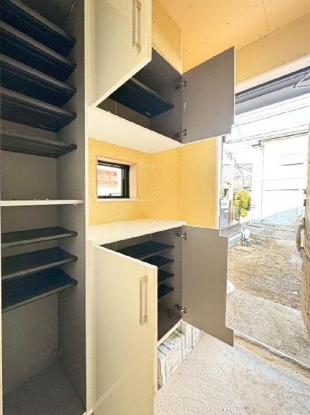 外観:玄関は家の中に入る時一番最初に目に付く場所だからこだわりたいですよね！明るい雰囲気の色目でお部屋の雰囲気をそのまま表しているようです。