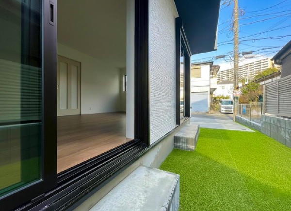 外観:暮らしに潤いと癒しをもたらすお庭があります。手入れをしやすい広さだからこそ、ひとつひとつの樹木、花達の変化に目が届き、家族の会話にも花が咲きます。ガーデニングを始めてみませんか。