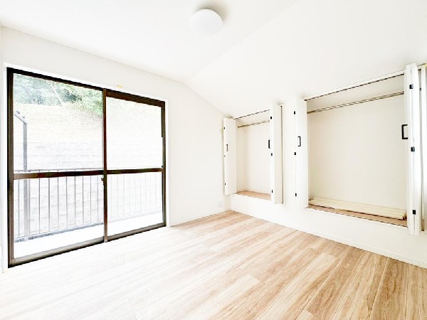 収納力と居住性を兼ね備えたリフォーム済洋室。実際の広さや使い勝手を、ぜひ現地でご確認ください。