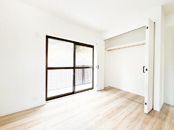 リフォーム済の洋室は、明るい採光とシンプルな内装が魅力。クローゼット付きで収納力もあり、主寝室や子供部屋に使いやすい空間です。