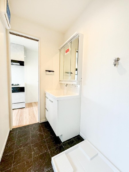 空間を無駄なく活かした回遊動線が魅力。機能性とデザイン性を両立した、ストレスフリーな住まいです。