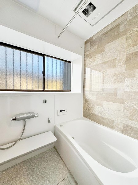 アクセントパネルが映えるリフォーム済浴室。清潔感と落ち着きを兼ね備えた空間で、毎日の入浴時間が心地よいひとときに。