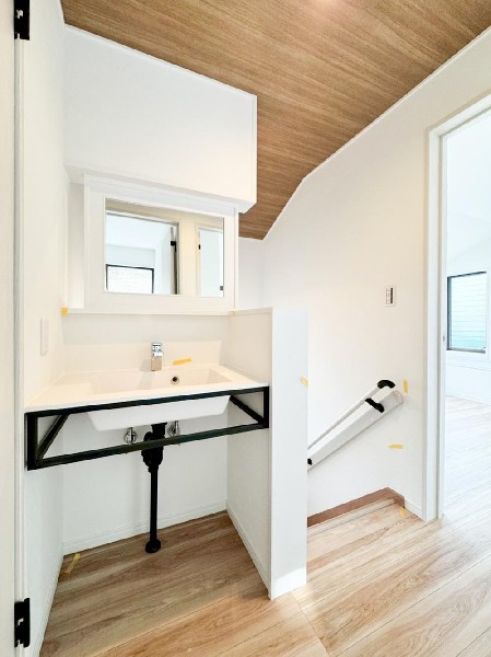2階に新設した独立洗面台は、シンプルで洗練されたデザイン。プライベート空間に配した、ホテルライクな仕様です。
