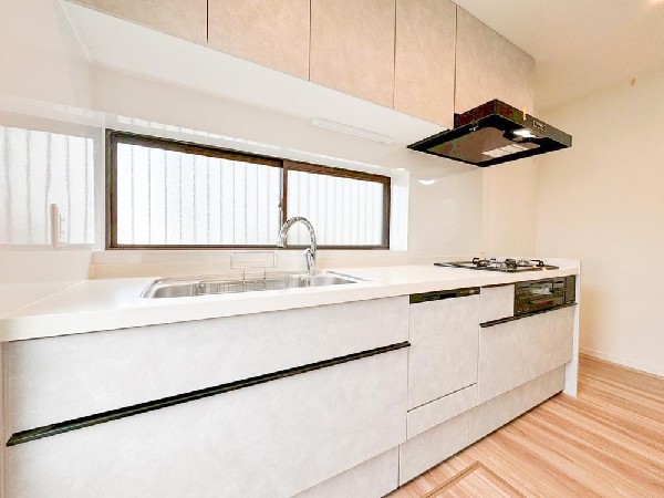 キッチンとリビングを緩やかに分けた設計で、空間にメリハリと上質感を演出。リフォーム済につき、美しさと使いやすさを兼ね備えています。