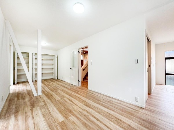 構造柱をアクセントにした、デザイン性の高いリフォーム済LDK。白を基調とした空間に木目の床が映え、シンプルながらも洗練された印象です。