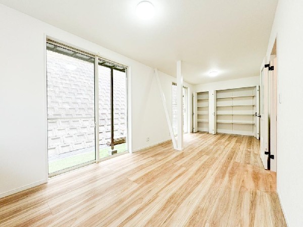 南庭とつながるLDKは、お子様の遊びやガーデニングも楽しめる設計。明るく開放的なリフォーム済空間です。