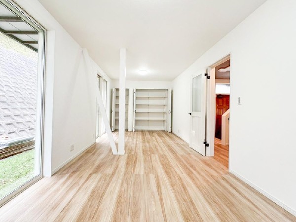 リフォーム済のLDKは、壁面収納を備えたすっきり空間。生活感を抑えながらも使い勝手が良く、家具配置もしやすい間取りです。