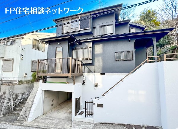 外観:高台立地につき、陽当たり・開放感に恵まれたリフォーム済住宅。落ち着いた住環境とプライバシー性を兼ね備えた一邸です。現地にて立地の良さをご体感ください。