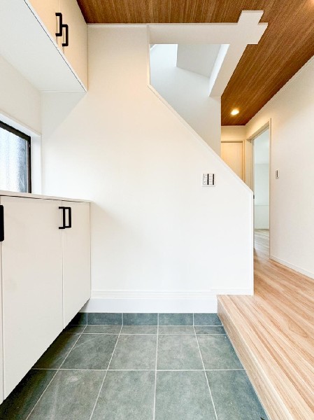 外観:散らかりがちな玄関もスッキリと保てる玄関収納は家の中に入る時一番最初に目に付く場所だから拘りたいですよね！木目調の落ち着いた雰囲気の色目が、家の雰囲気をそのまま表している家の顔です。