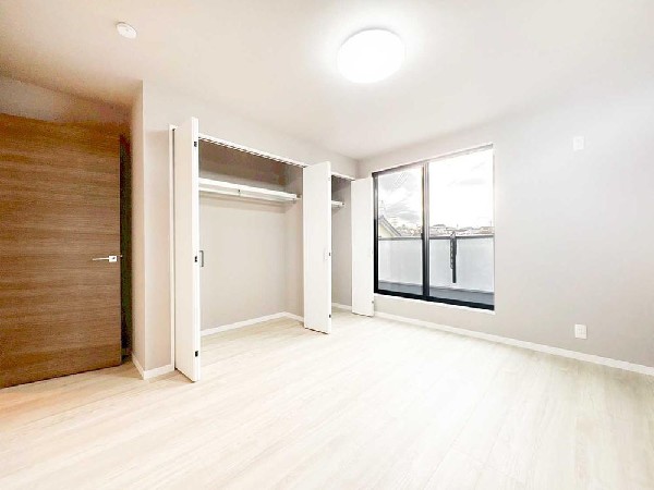 大容量クローゼット付きの洋室。子ども部屋や主寝室として使いやすく、成長やライフスタイルの変化にも柔軟に対応できます。