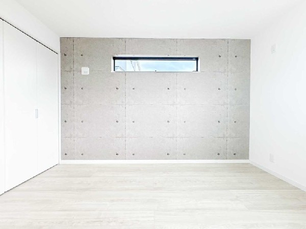 家具が映えるアクセントクロスを採用。シンプルな内装だからこそ、インテリア次第で自分らしい空間づくりが楽しめます。