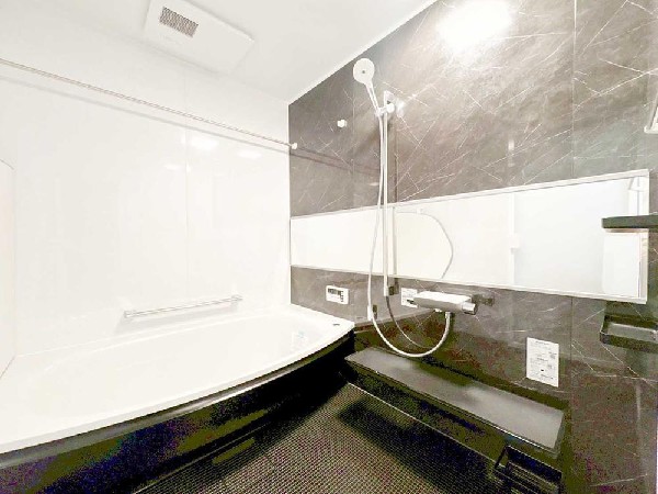 1.25坪の広さと使いやすさに配慮したシステムバス。お子様との入浴もしやすく、家族みんなが安心して使える快適な浴室空間です。