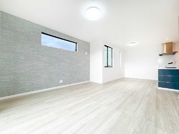 「何も置かなくても、絵になるLDK。」アクセントクロスが映える、完成度の高い空間設計です。