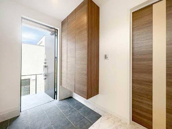 外観:豊富な収納を備えた機能的な玄関。家族分の靴はもちろん、外出用品もまとめて収納でき、毎日の出入りが快適になる設計です。