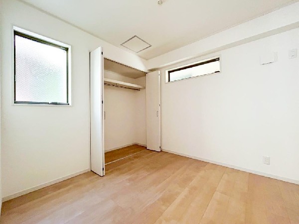 居室には収納クローゼットを完備！普段使いのお洋服や小物はもちろん、季節物のお洋服などもしっかりと整理整頓おしまい頂けます。居室空間をより広く隅々までお使いいただけますね。