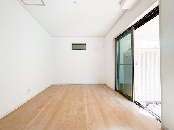 日差しを長時間受ける事が出来る暖かいお部屋です。もちろんペアガラスなので、遮音性にも優れ結露も発生しにくい構造。サッシ周りのカビが発生しにくくなりますね。